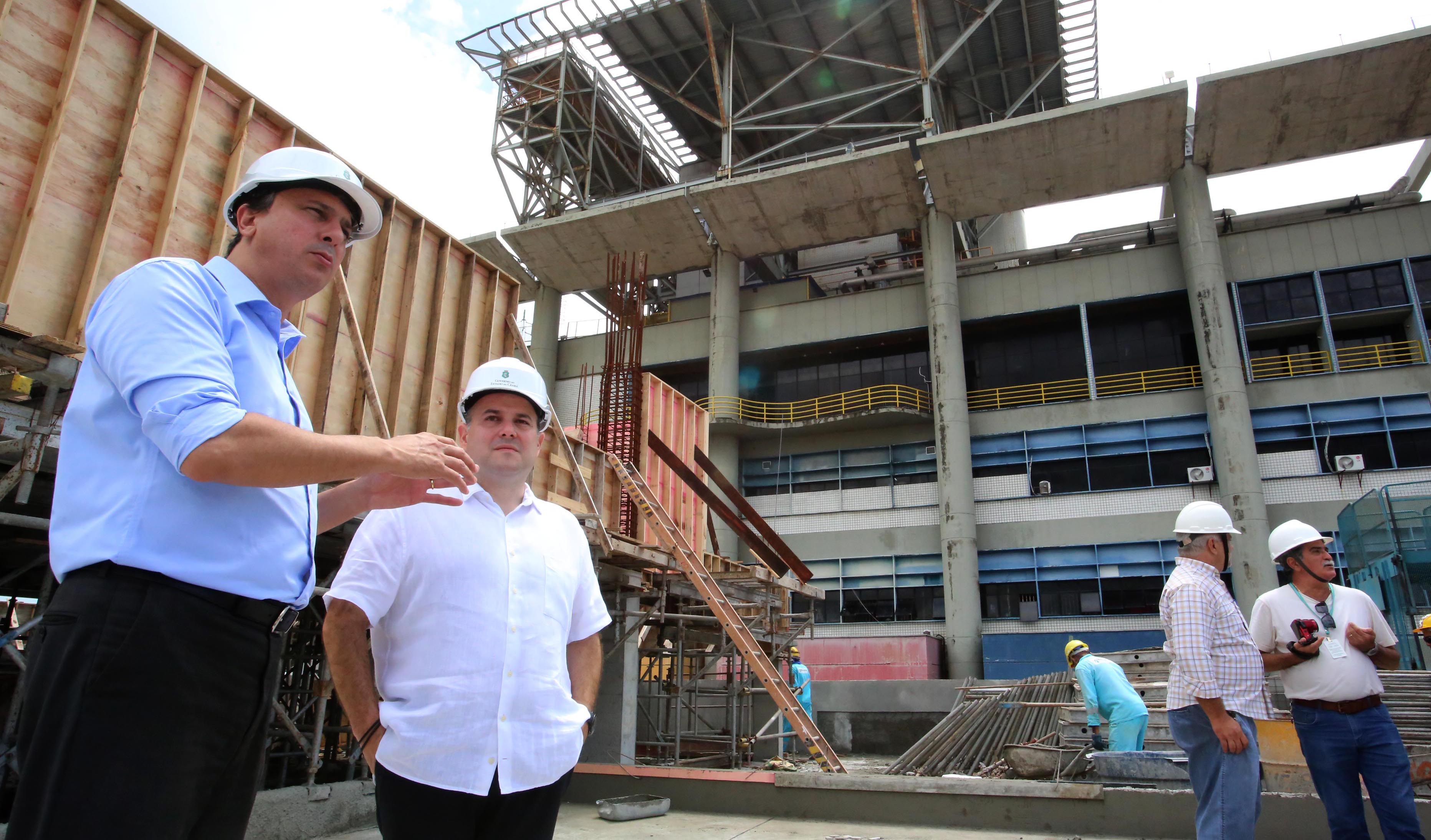 prefeito roberto cláudio e governador camilo santana no canteiro de obras do IJF2